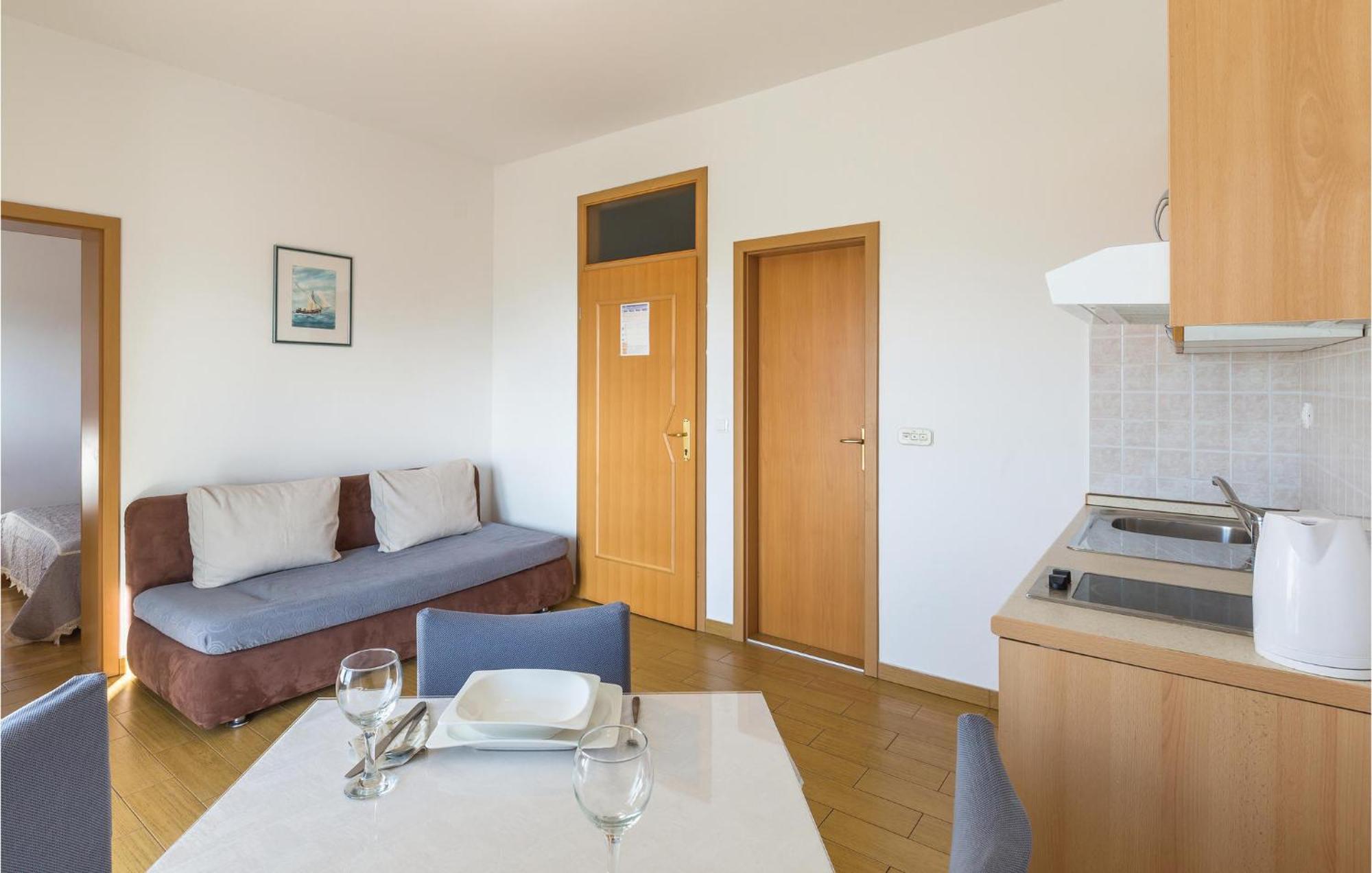 1 Bedroom Stunning Apartment In Makarska Luaran gambar